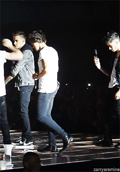 zaynharry:   Harry’s best moves to impress a girl 