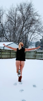 naughtygf2share:  Enjoying a naughty snow day 😘