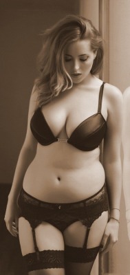 wonderingprincess:  sexwearsasuit:  Lucy V   Lovin the curves!