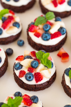 do-not-touch-my-food:  Mini Brownie Fruit Pizzas with Cream Cheese
