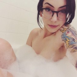theendis-nigh:Bubble bath time 🛁