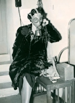 photos-de-france:  Téléphonite, Paris, 1937. Le masque à gaz