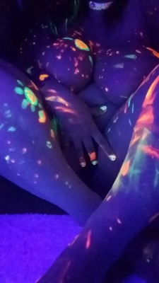 whatwoahhnsfw:I wanna do black light again omg