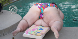 ilovesoftfat: morbidlyhopeless:   Looks comfy! Get obese enough