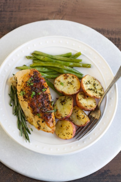 do-not-touch-my-food:    Rosemary Chicken with Potatoes and Green
