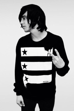pick-up-pieces-leave-dust-behind:  fucking—neverland:  Kellin