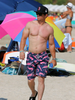 thecelebarchive:    Hot daddy Mark Wahlberg puts his buff body
