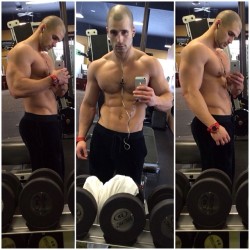 cumjerkoffwithmebro:  (via Todd Sanfield on Guys with iPhones)