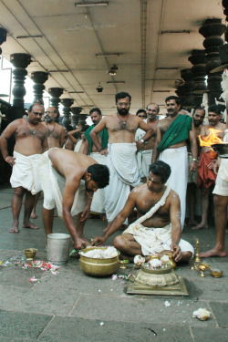 arjuna-vallabha:Ritual at Guruvayur Krishna temple, Kerala