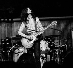 colecciones:     Jimmy Page from Led Zeppelin performs live on