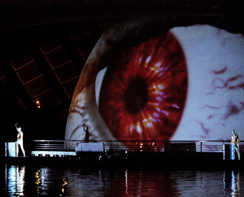 ortut:La Fura dels Baus - La navaja en el ojo, 2001
