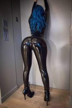 rubberreflections:  Rubber Reflections - The best latex fetish