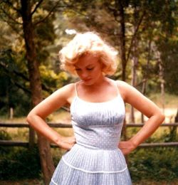 infinitemarilynmonroe:  Marilyn Monroe photographed by Sam Shaw,
