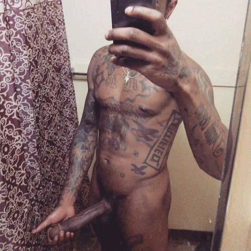 kik-supalips87:  Top Shelf Exclusive, daddy got dick! Submissions @kik-supalips87   Please follow:http://nudeselfshots-blackmen.tumblr.com/