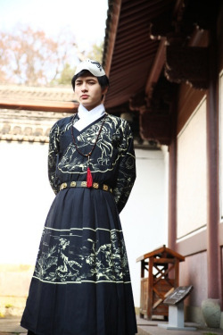 mingsonjia:  Chinese Hanfu for men in style of 曳撒 (yisan,