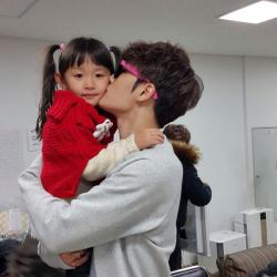 ilovekimjaejoong:  Lucky Hyuna!! with Uncle JJ (っ˘з(˘⌣˘