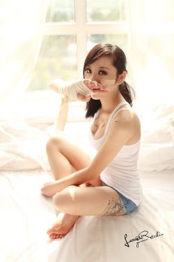 skye-net:  Bandaged babe   For more Asian beauty follow Skye-Net