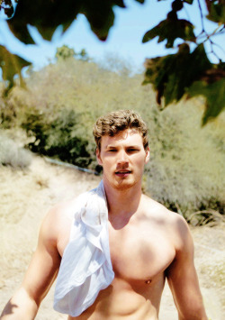 Derek Theler Holic