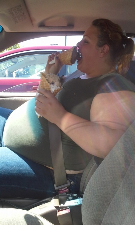 make-me-a-pig:  charlylovesbbw:  cl6672:  hcard13:  Atta gir!  double fisting. nice ;)  #fatchickseating  driving the hog to her new home, I hope…