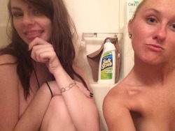 bigfat-turd:  acid and bathtub hangs with my fav girl ever