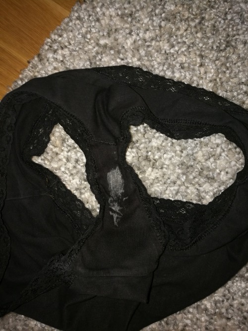 sloggi1970:  #panties in tights #gympanties # gym #milf #dirtypanty #stained  Yum. Would like to see the pussy that causes all the lovely stains.