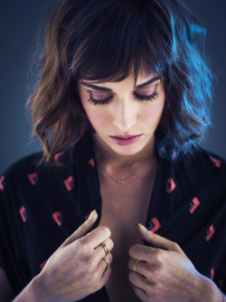 sylviagetyourheadouttheoven:  Lizzy Caplan - The Independent -