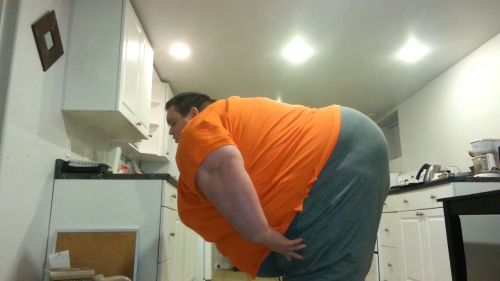 gordo4gordo4superchub:  fatbellyfetish91:  730lb 21 y\o  Hot  Canada is looking pretty good right now
