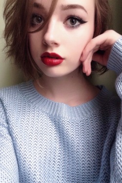 rendrelanuit:  baby blue sweaters n red lipstick n knee high