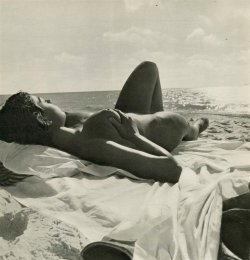 lightsome:  Andre de Dienes, Squeeze, 1949.