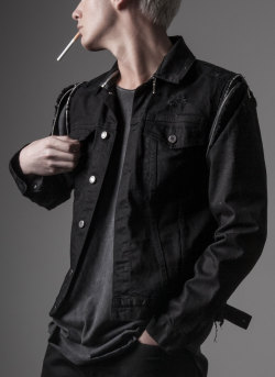 rangeofsight:Detachable Black Jacket by Dopechefhttp://www.chefldn.com/