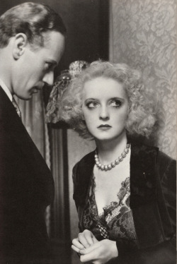 Leslie Howard and Bette Davis in Of Human Bondage, 1934. A World