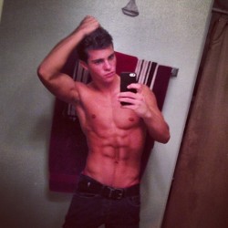 hotguypics:  @itsreallyken