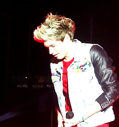  Niall playing with his ‘mic guitar’ (x)   