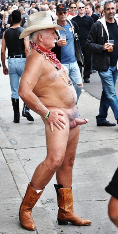 mrsmilescfnm:  daddiespix:  mr smiles  Naked and in public for all to see   Naked Cowboy is HOT!