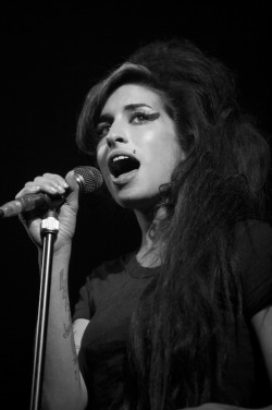 amywinehousequeen:Amy Winehouse performing live at The Octagon