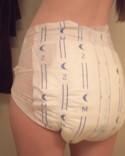 appleabdl:  Sleepyhead.  My favorite diaper to sleep in, it’s