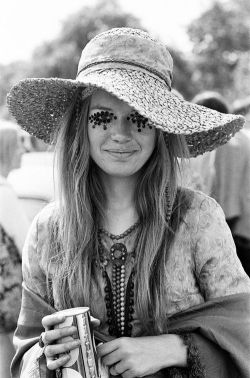 sawlonewolf:  Does anyone know who this hippie girl is from 60s