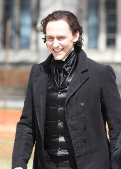 torrilla:  Tom Hiddleston seen dressed in costume while filming