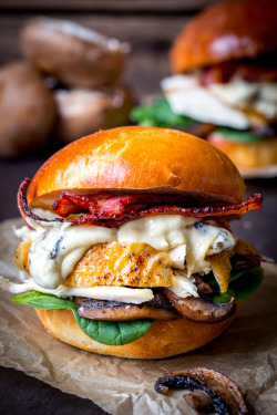 foodiebliss:  Roast Chicken & Creamy Garlic Mushroom BurgerSource: