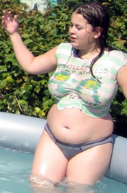 bbwcum:  I wish I saw this kind of thing at the beach or local