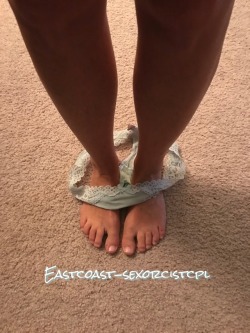 eastcoast-sexorcistcpl:  opentolife37:  Happy Foot Fetish Friday!!