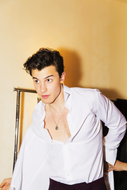 newtscamand-r: Shawn Mendes   getting ready for Costume Institute