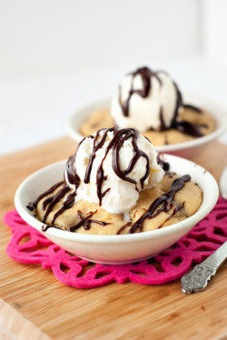 foody-goody:  Recipe: Microwave Chocolate Chip Pizookie