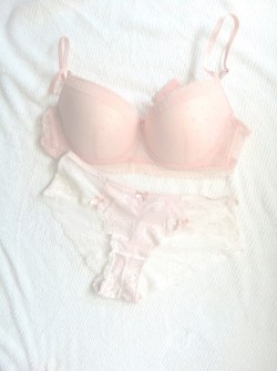 herpalepalace:my favourite pair of undies and bra set!