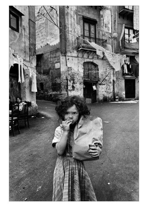 Letizia Battaglia, La fille au pain, quartier de Kalsa, Palerme,