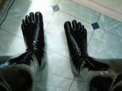 rubberknite:  Love my toe socks