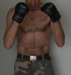 wrestlerswrestlingphotos:  daddies wearing boxing gloves GlobalFight