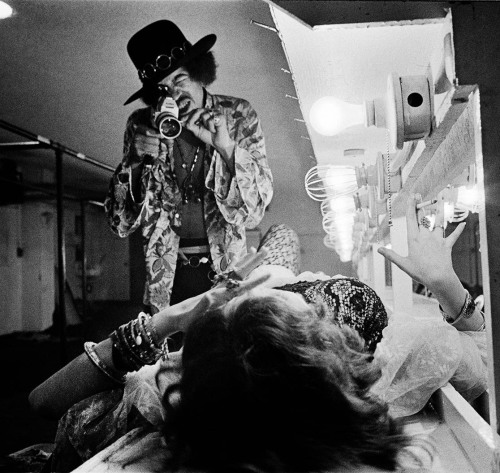 soundsof71:Jimi Hendrix films Janis Joplin backstage at the Winterland