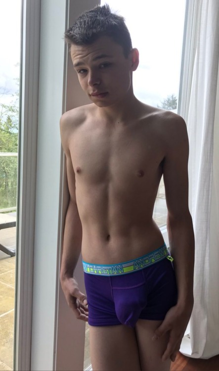 audacepaparazzi:Absolutly, #StayAtHome … Male beauty has not