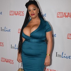 mondzy94:  bettyblac:  Me on the red carpet last night. #avnawards.